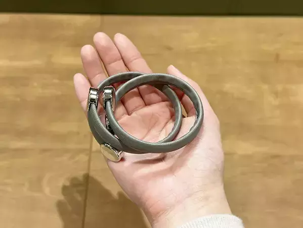 足に着けるだけ！　ワイドパンツの裾がトイレの床につかなくなるアイテムに感動　「絶対に持ち歩く」