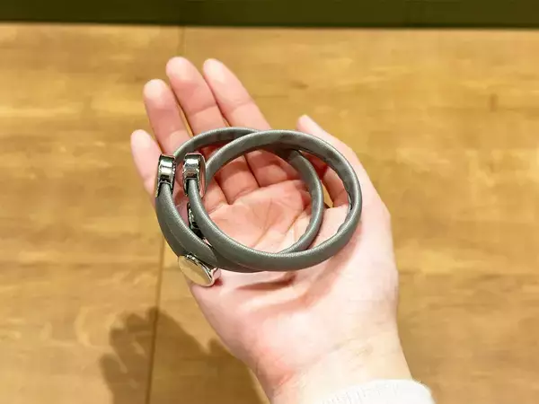 足に着けるだけ！　ワイドパンツの裾がトイレの床につかなくなるアイテムに感動　「絶対に持ち歩く」