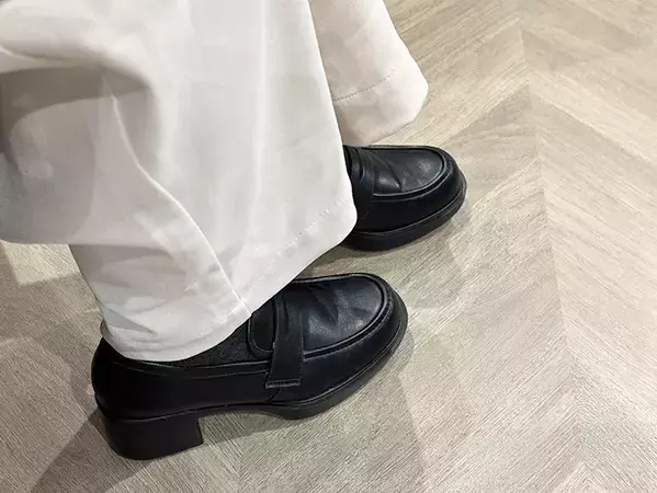 足に着けるだけ！　ワイドパンツの裾がトイレの床につかなくなるアイテムに感動　「絶対に持ち歩く」