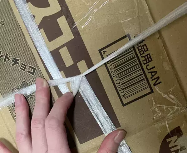 ひっくり返さず結べる『4の字』、しっかり結べる『キの字』　ダンボールのまとめ方2種類を比較したら…？