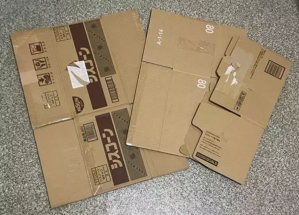 ひっくり返さず結べる『4の字』、しっかり結べる『キの字』　ダンボールのまとめ方2種類を比較したら…？