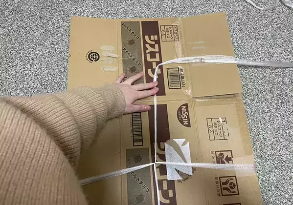 ひっくり返さず結べる『4の字』、しっかり結べる『キの字』　ダンボールのまとめ方2種類を比較したら…？