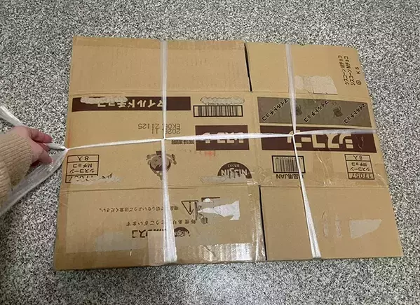 ひっくり返さず結べる『4の字』、しっかり結べる『キの字』　ダンボールのまとめ方2種類を比較したら…？