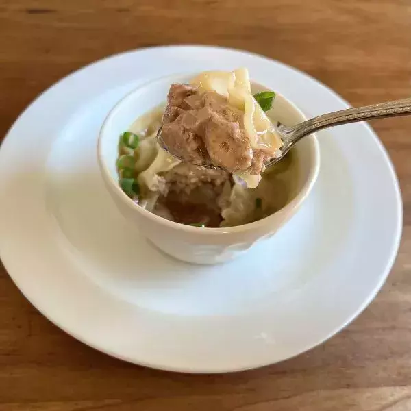 餃子の皮を肉の上に『被せる』だけ　蒸し上がった姿に「肉汁すごい」「すごい発想」