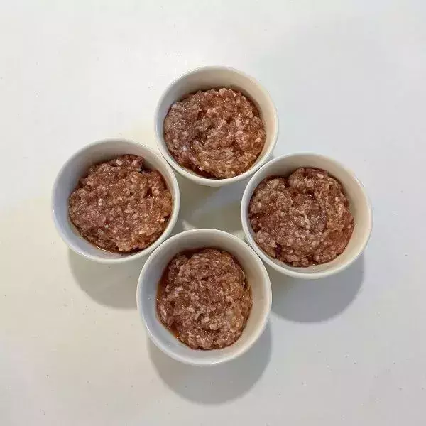 餃子の皮を肉の上に『被せる』だけ　蒸し上がった姿に「肉汁すごい」「すごい発想」