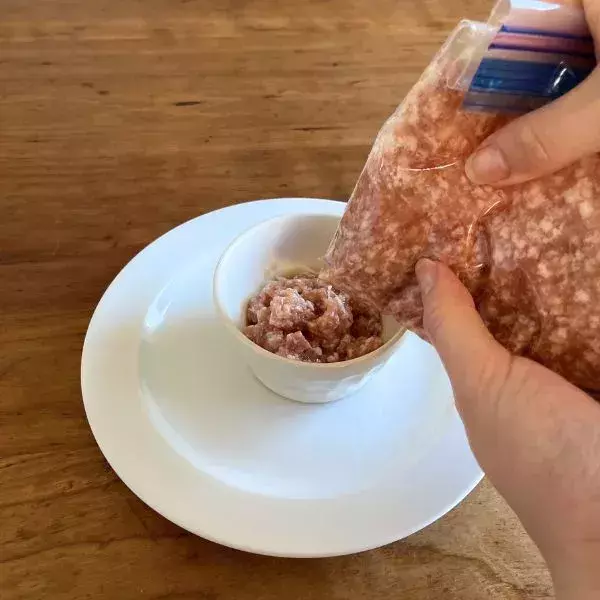 餃子の皮を肉の上に『被せる』だけ　蒸し上がった姿に「肉汁すごい」「すごい発想」