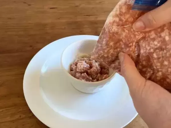 餃子の皮を肉の上に『被せる』だけ　蒸し上がった姿に「肉汁すごい」「すごい発想」