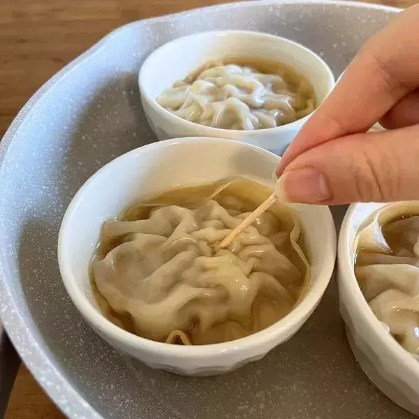 餃子の皮を肉の上に『被せる』だけ　蒸し上がった姿に「肉汁すごい」「すごい発想」