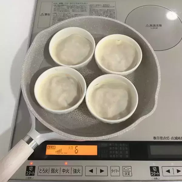 餃子の皮を肉の上に『被せる』だけ　蒸し上がった姿に「肉汁すごい」「すごい発想」