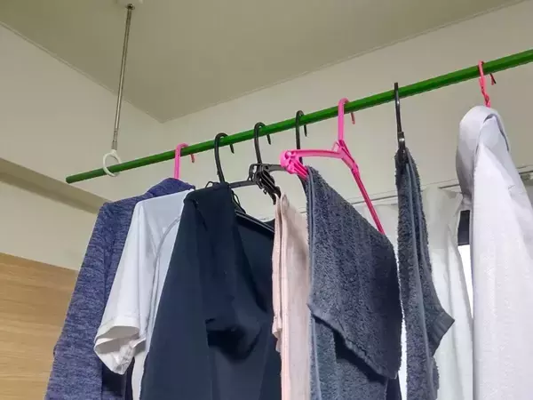 洗濯物は『アーチ状』に干して！　乾き方の違いに「マジか」「毎朝やる」【干し方4選】