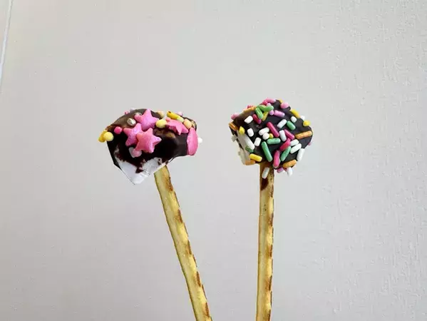 マシュマロにプレッツェルをさして…？　完成したバレンタイン用のお菓子がかわいくて愛おしい