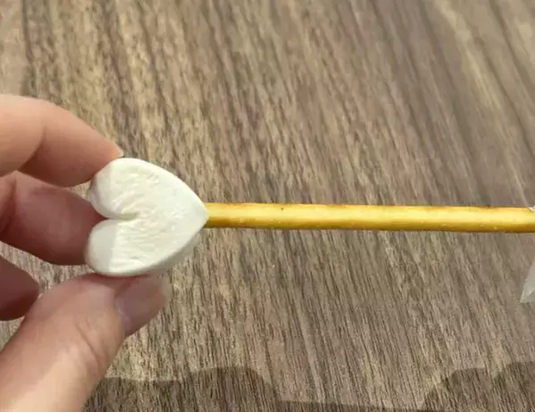 マシュマロにプレッツェルをさして…？　完成したバレンタイン用のお菓子がかわいくて愛おしい
