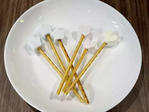 マシュマロにプレッツェルをさして…？　完成したバレンタイン用のお菓子がかわいくて愛おしい