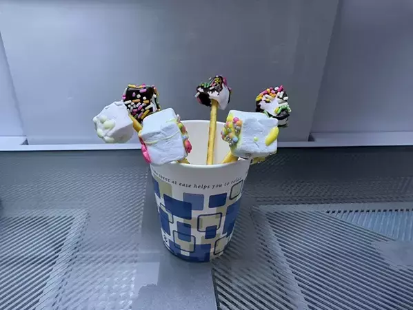 マシュマロにプレッツェルをさして…？　完成したバレンタイン用のお菓子がかわいくて愛おしい