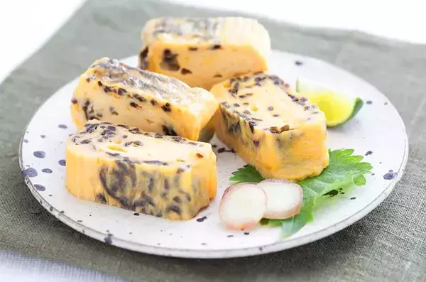 まだ砂糖だけで作ってる？　玉子焼きに加えた「意外な調味料」は…【簡単レシピ3選】