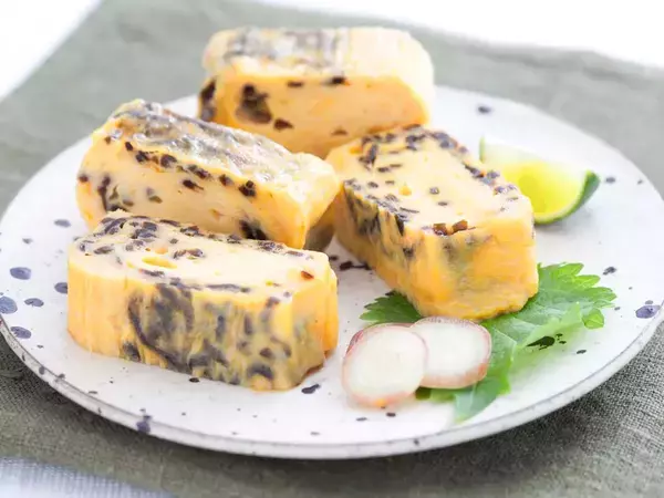 まだ砂糖だけで作ってる？　玉子焼きに加えた「意外な調味料」は…【簡単レシピ3選】