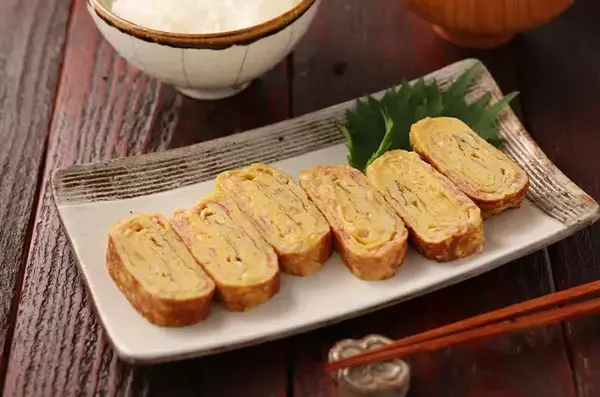 まだ砂糖だけで作ってる？　玉子焼きに加えた「意外な調味料」は…【簡単レシピ3選】