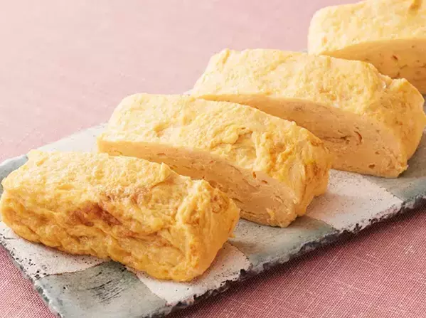 まだ砂糖だけで作ってる？　玉子焼きに加えた「意外な調味料」は…【簡単レシピ3選】