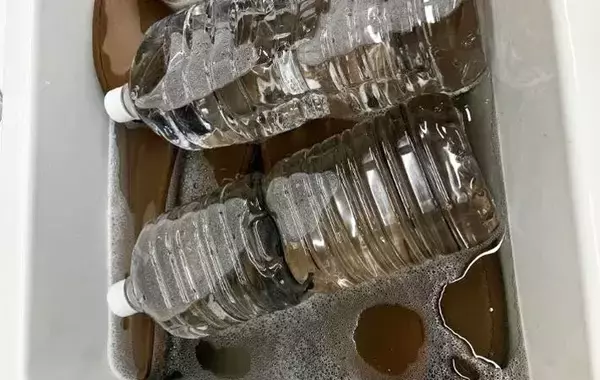 洗ったスリッパ、どう干す？　しっかり中まで乾く干し方【プロ監修】