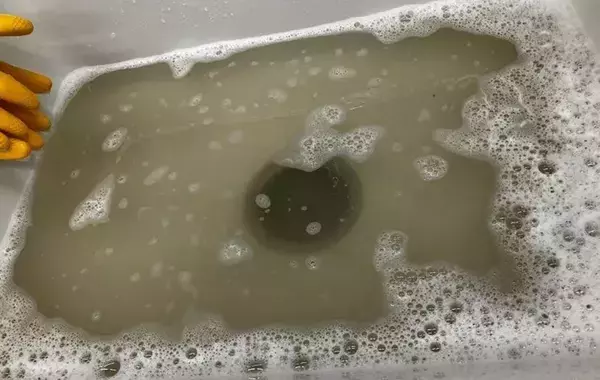 洗ったスリッパ、どう干す？　しっかり中まで乾く干し方【プロ監修】