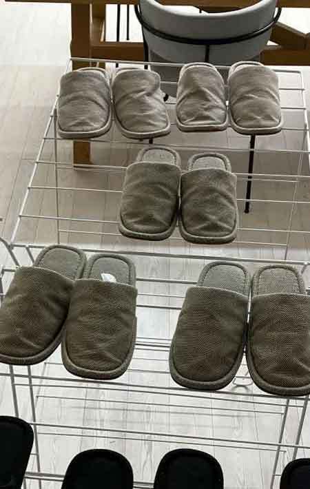 洗ったスリッパ、どう干す？　しっかり中まで乾く干し方【プロ監修】