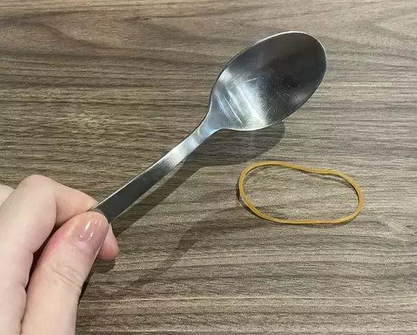 タッパーや器にスプーンが沈む…　プチストレスを解消したのは身近な『文房具』