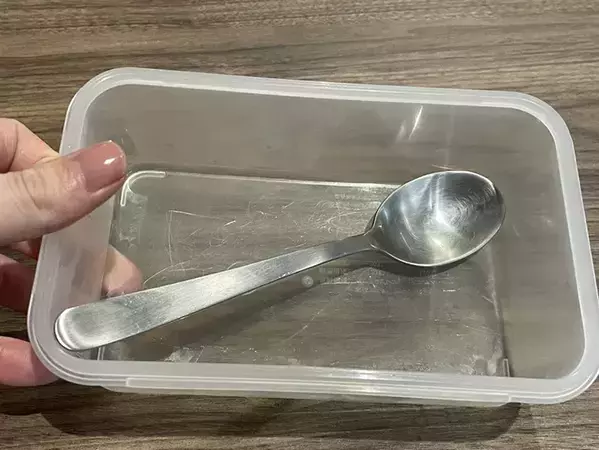 タッパーや器にスプーンが沈む…　プチストレスを解消したのは身近な『文房具』