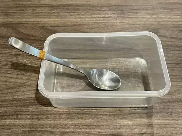 タッパーや器にスプーンが沈む…　プチストレスを解消したのは身近な『文房具』