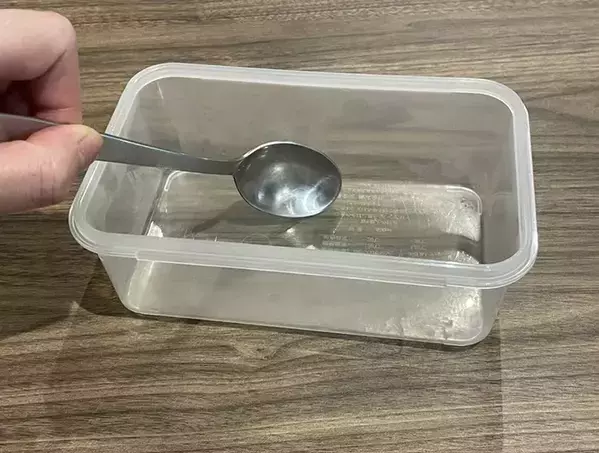 タッパーや器にスプーンが沈む…　プチストレスを解消したのは身近な『文房具』
