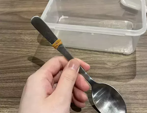 タッパーや器にスプーンが沈む…　プチストレスを解消したのは身近な『文房具』