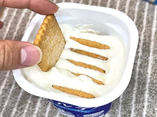 材料はココナッツサブレにヨーグルトとレモン汁！　『レアチーズケーキ風』を作ってみた