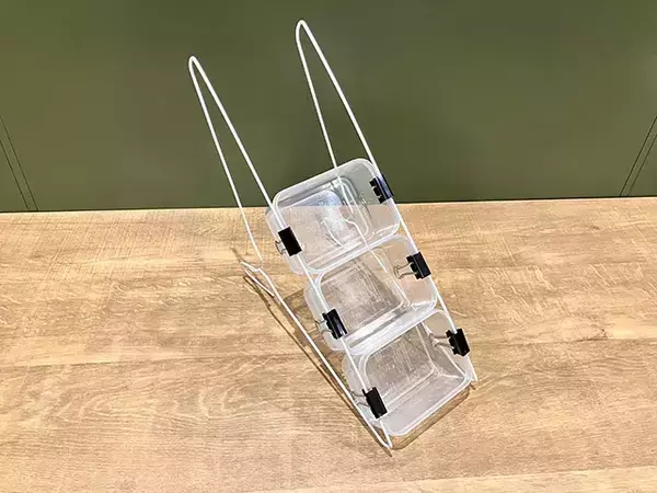 クリップ×タッパー×ハンガーで作ったら？　超便利な斜め収納のでき上がり！