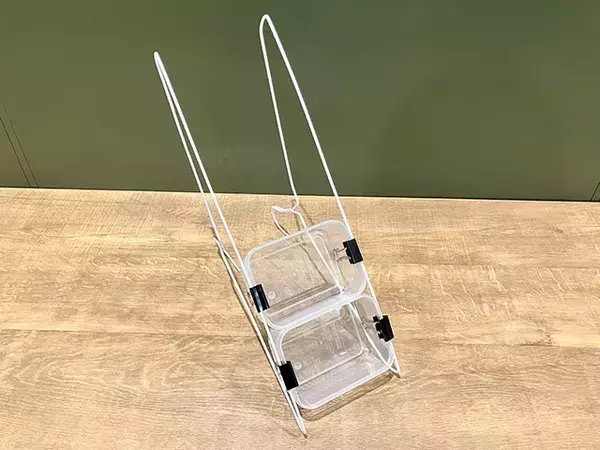 クリップ×タッパー×ハンガーで作ったら？　超便利な斜め収納のでき上がり！