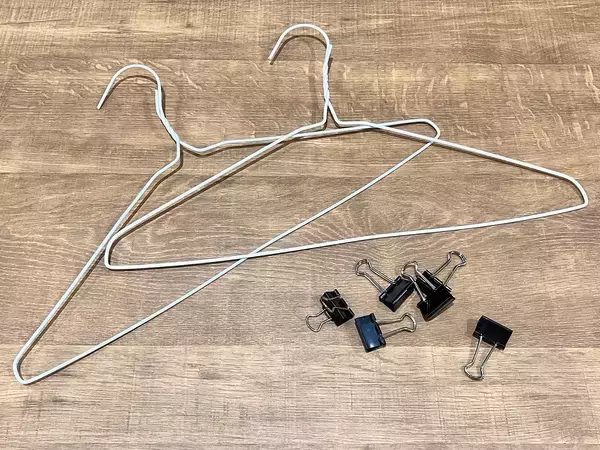 クリップ×タッパー×ハンガーで作ったら？　超便利な斜め収納のでき上がり！
