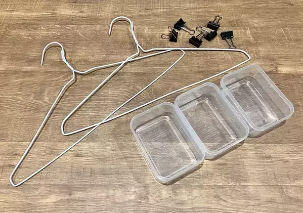 クリップ×タッパー×ハンガーで作ったら？　超便利な斜め収納のでき上がり！