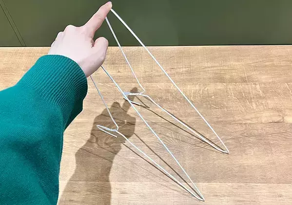 クリップ×タッパー×ハンガーで作ったら？　超便利な斜め収納のでき上がり！