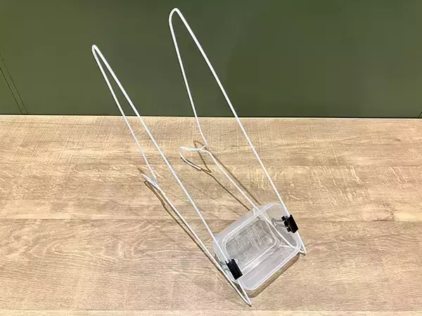 クリップ×タッパー×ハンガーで作ったら？　超便利な斜め収納のでき上がり！