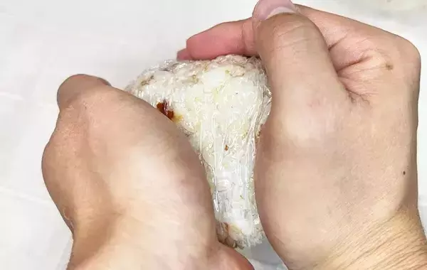 仕上げは海苔ではありません！　握ったおにぎりにたっぷりまぶしたのは？