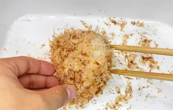 仕上げは海苔ではありません！　握ったおにぎりにたっぷりまぶしたのは？