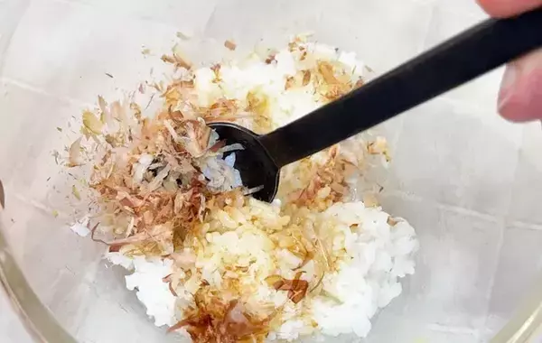 仕上げは海苔ではありません！　握ったおにぎりにたっぷりまぶしたのは？