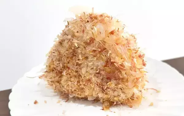 仕上げは海苔ではありません！　握ったおにぎりにたっぷりまぶしたのは？