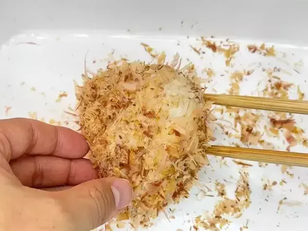 仕上げは海苔ではありません！　握ったおにぎりにたっぷりまぶしたのは？