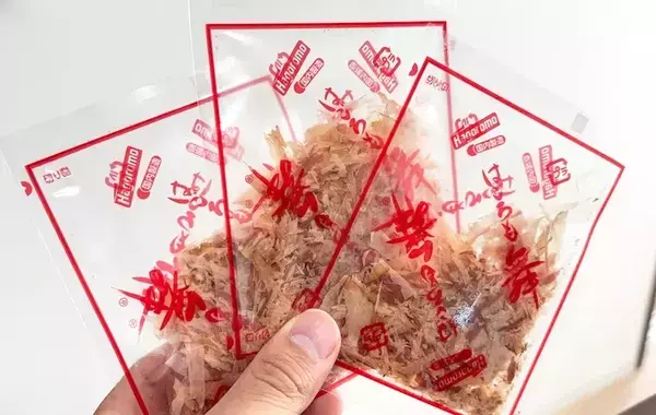 仕上げは海苔ではありません！　握ったおにぎりにたっぷりまぶしたのは？