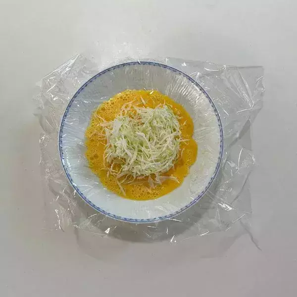 耐熱皿にラップを敷いて、卵を流すと？　完成した料理に家族が大絶賛！