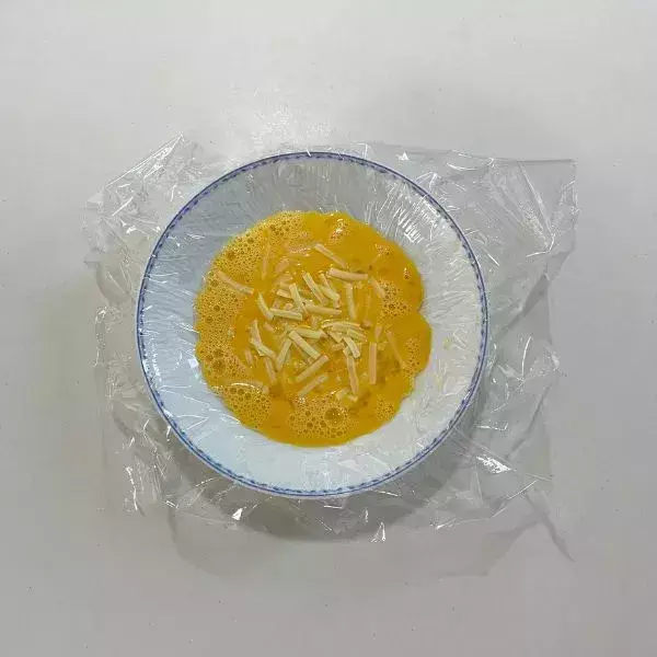 耐熱皿にラップを敷いて、卵を流すと？　完成した料理に家族が大絶賛！