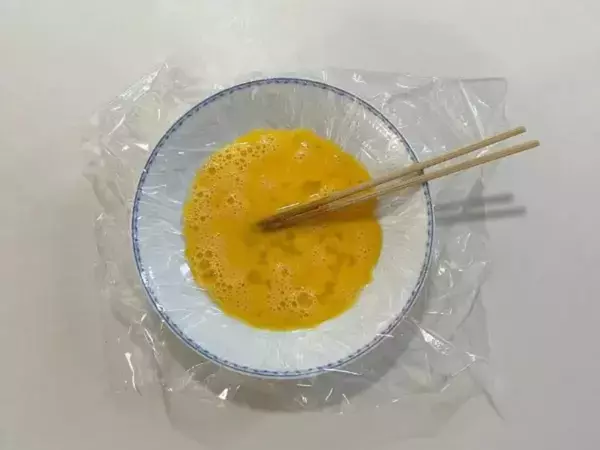 耐熱皿にラップを敷いて、卵を流すと？　完成した料理に家族が大絶賛！