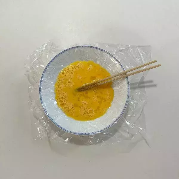 耐熱皿にラップを敷いて、卵を流すと？　完成した料理に家族が大絶賛！