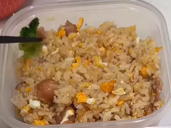 レンチンだけでパラパラチャーハン！　主婦オススメの簡単レシピ【4万いいね】