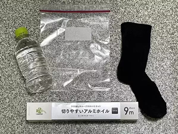 ペットボトルを靴下に入れて…　電気やガスが使えない時に役立つ『水を温かくする』技に挑戦