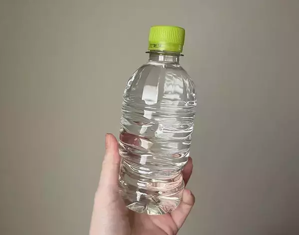 ペットボトルを靴下に入れて…　電気やガスが使えない時に役立つ『水を温かくする』技に挑戦